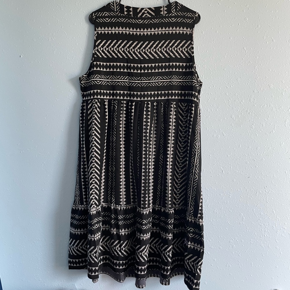 Bloomchic linear design dress - Picture 4 of 5